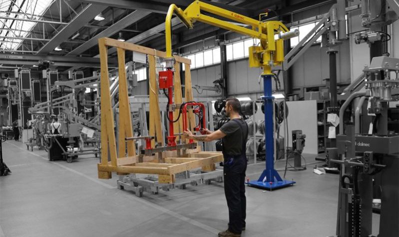 Industrial manipulator for handling wood and furnishings