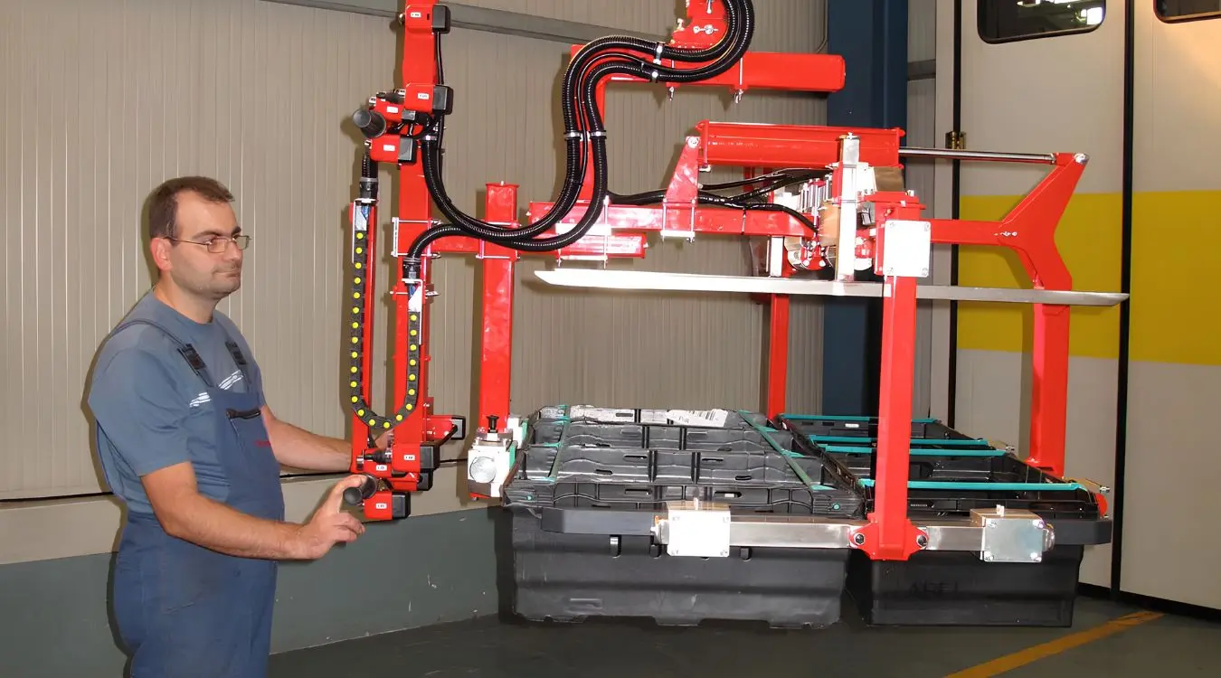Dalmec pneumatic manipulator lifting hydraulic assemblies for safe, precise handling during mining equipment maintenance and installation.