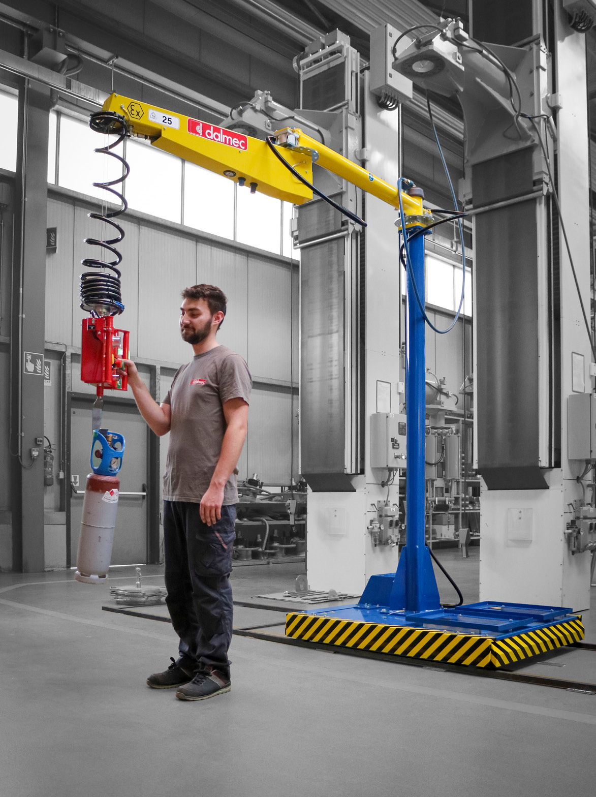 Dalmec lifting manipulator assisting an operator with safe handling of a gas cylinder.