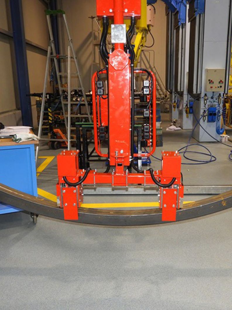 Dalmec ergonomic manipulator positioning aluminium extrusions for production and assembly.